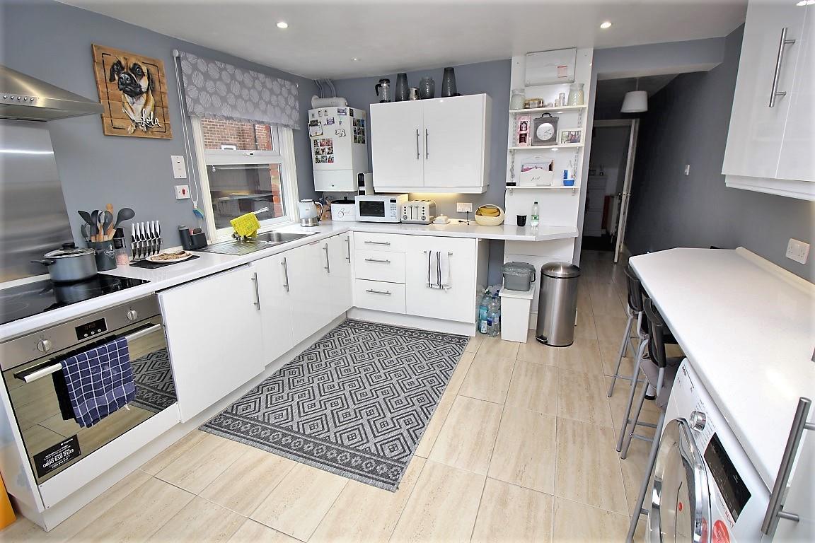 4 bed property in Kentwood Hill, Reading